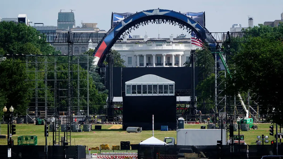 Izgradnja na južnom travnjaku Bijele kuće za događaj UFC Freedom 250