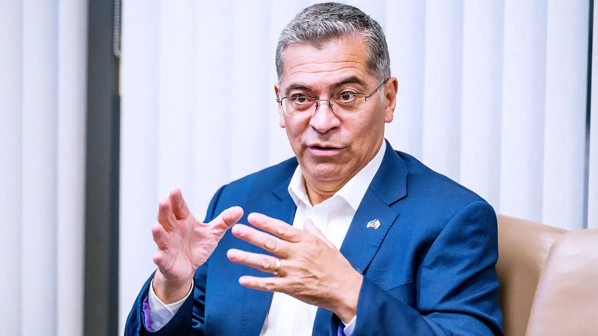 Xavier Becerra govori tijekom okruglog stola
