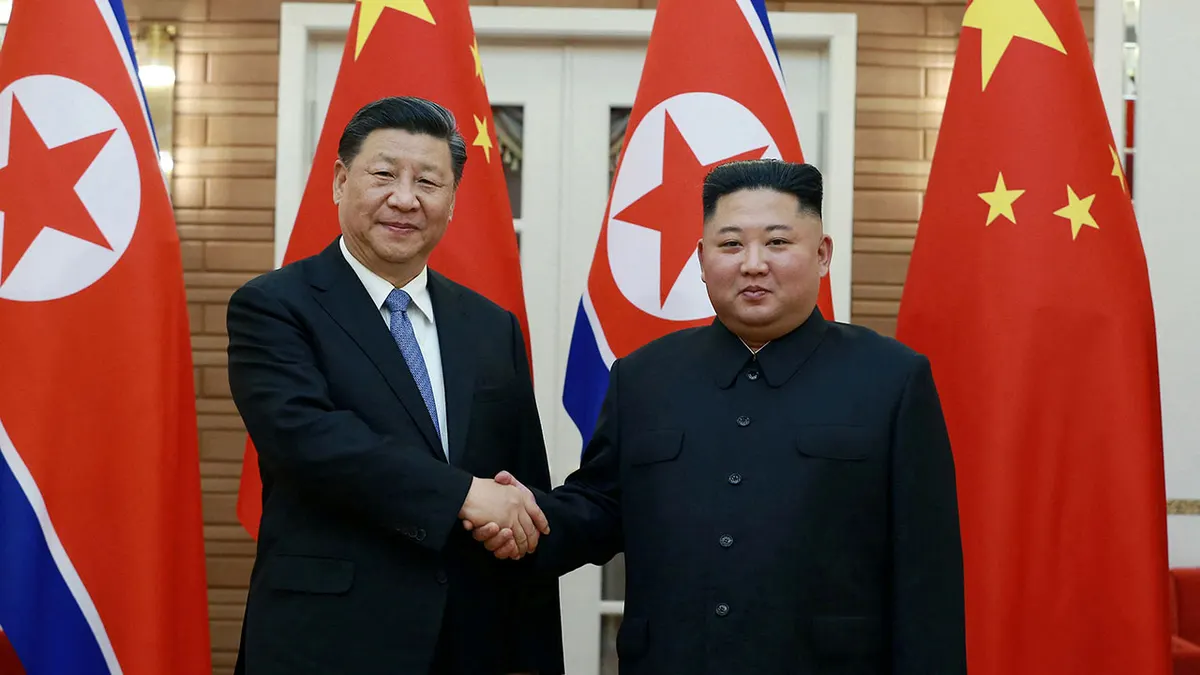 Xi se rukuje s Kim Jong Unom
