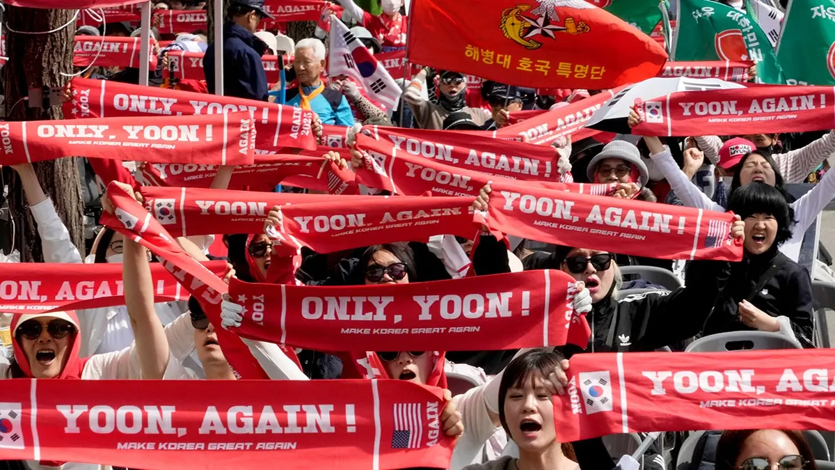 Pristaše bivšeg južnokorejskog predsjednika Yoon Suk Yeola okupljaju se ispred Visokog suda u Seulu