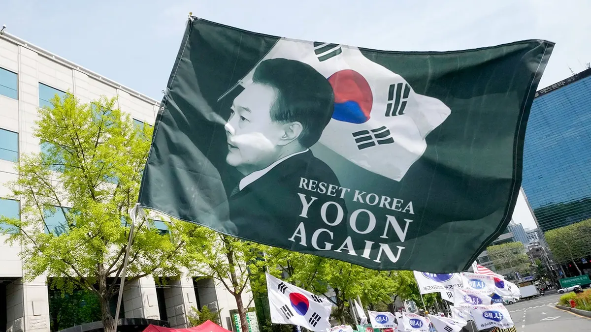 Pristaše bivšeg južnokorejskog predsjednika Yoon Suk Yeola okupljaju se ispred Visokog suda u Seulu