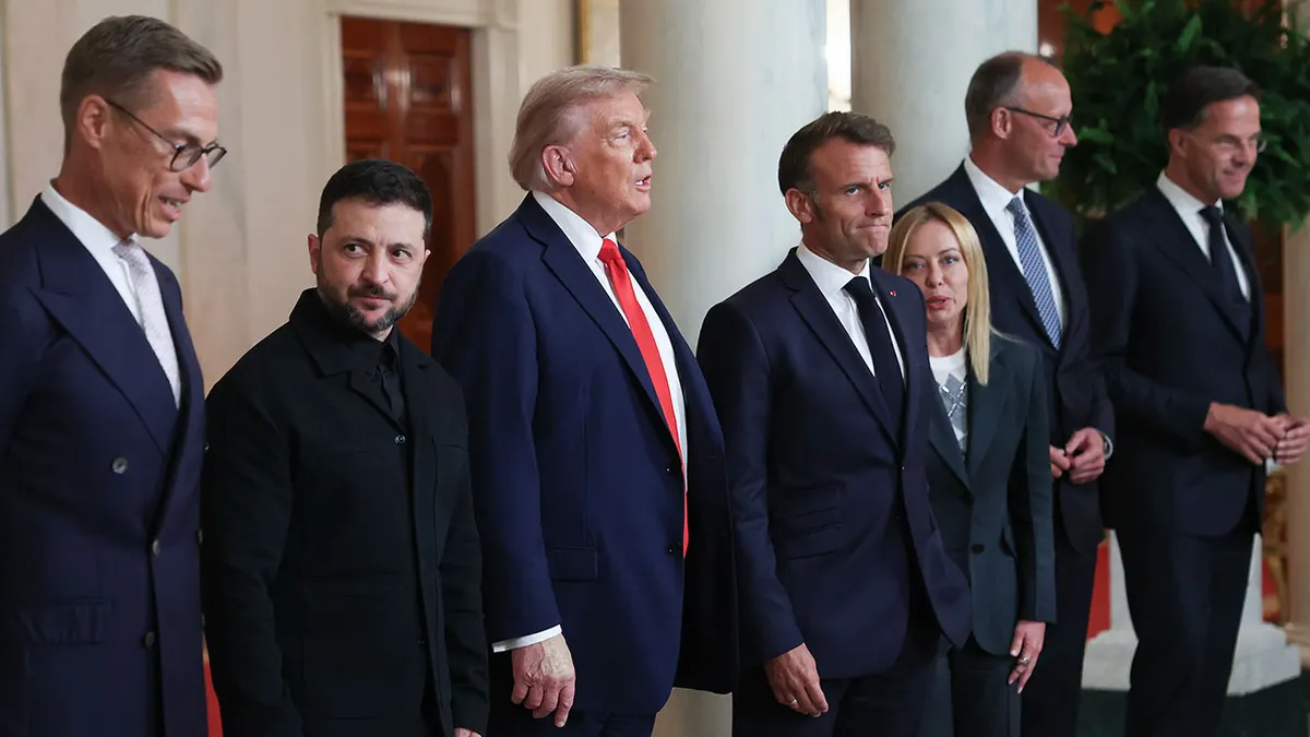 Finski predsjednik Alexander Stubb, ukrajinski predsjednik Volodymyr Zelenskyy, američki predsjednik Donald Trump, francuski predsjednik Emmanuel Macron, talijanska premijerka Giorgia Meloni, njemački kancelar Friedrich Merz i glavni tajnik NATO-a Mark Rutte stoje zajedno u Bijeloj kući