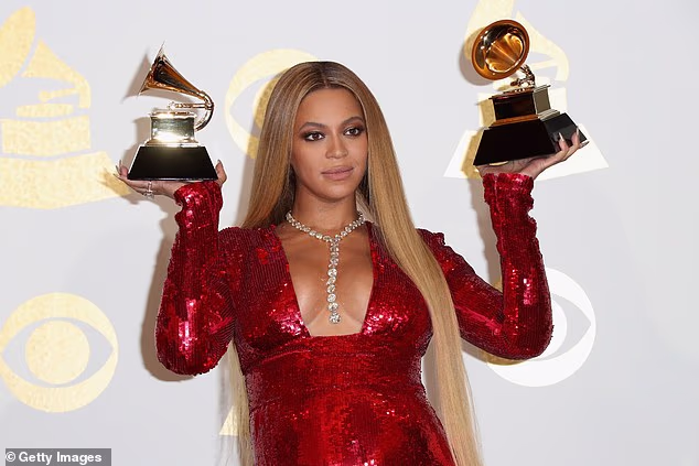Lemonade je osvojio Grammy za najbolji urbani suvremeni album i najbolji glazbeni video, uz nagradu Peabody plus četiri nominacije za Emmy; Beyonce viđena na dodjeli Grammyja 2017