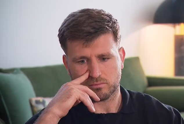 Danak koji je MND preuzeo na Arrowov glas bio je bolno očit kada je prvi put progovorio (na slici) nakon što je njegova dijagnoza otkrivena u svibnju