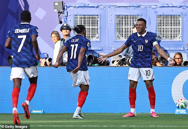 S Ousmaneom Dembeleom i Michaelom Oliseom, Mbappe napreduje u razornom francuskom napadu