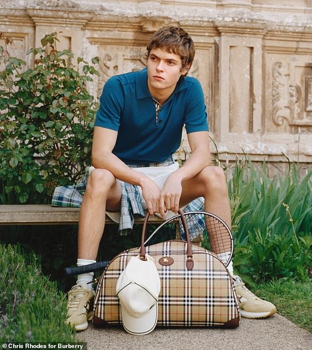 Na drugoj snimci, činilo se da je junior Sveučilišta Brown spreman za tenis u 'Pamučnoj polo majici' u plavoj traper boji od 395 dolara dok je sjedio iza torbe 'Check Holdall' od 2655 dolara.