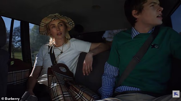 Burberry je za popratnu reklamu odlučio koristiti pjesmu For Hire Martinovog benda People I've Met, u kojoj se vozio po engleskom selu u Range Roveru s modelima poput Edie Campbell (L)