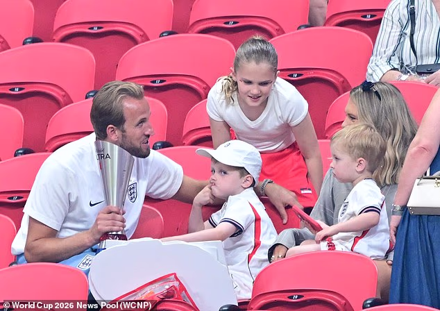 Harry Kane pokazao je svoju nagradu za igrača utakmice supruzi i djeci