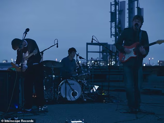 Alt-rock trio - uključujući bubnjara Orlanda Wiltshirea i basista Andrewa Sustera - sljedeći bi trebao nastupiti u Engleskoj na Reading Festivalu 28. kolovoza i Leeds Festivalu 29. kolovoza