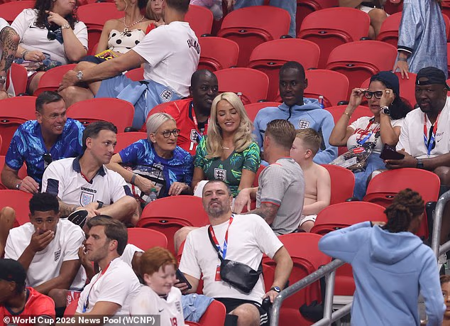 Jordan Pickford sa suprugom Megan Davison, u zelenom topu Engleske