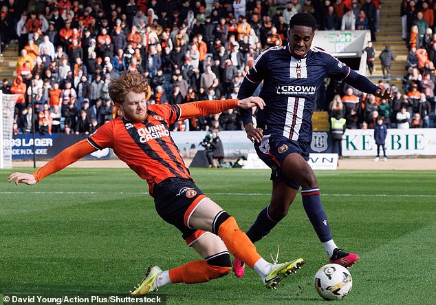 Luca Stephenson (lijevo) u akciji tijekom posudbe u Dundee Unitedu u ožujku