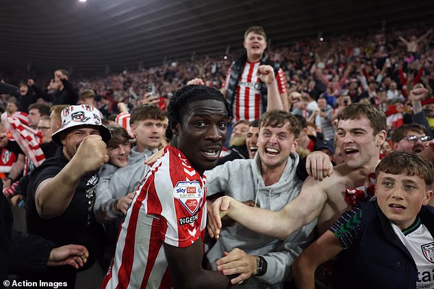 Eliezer Mayenda slavi s navijačima Sunderlanda nakon pobjede u polufinalu doigravanja 2025., ali mučio se s minutažom prošle sezone