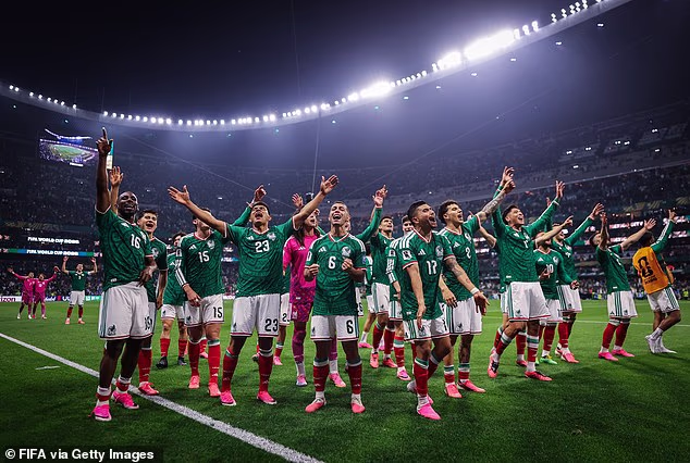 Estadio Azteca nalazi se na oko 2240 metara (7350 stopa) iznad razine mora i Meksiko je proveo svoje živote igrajući i trenirajući u uvjetima za koje se Engleska može samo pokušati pripremiti