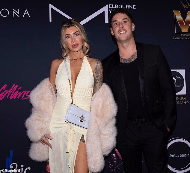 Zvijezda Married At First Sight uočena je kako nosi dugonogu izložbu na Winter Showcase 2026. održanoj u Ms Collinsu na CBD-u