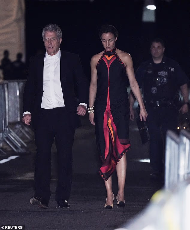 Jasno je da Anna nije zamjerila, s obzirom da se ovog vikenda pridružila Hughu na Travisovom i Taylorinom vjenčanju. Anna, 47, izgledala je elegantno u crno-crvenoj haljini s ovratnikom za ceremoniju
