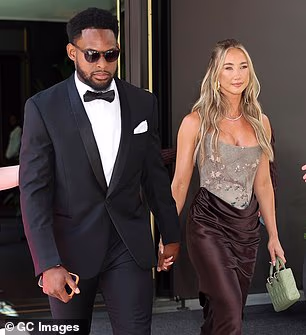 JuJu Smith-Schuster viđen je kako gricka komad pizze sa svojom suprugom Lauren