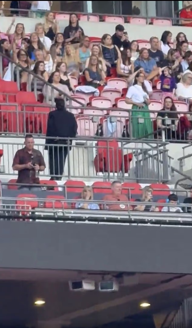 Tijekom Harryjeve posljednje revije na Wembleyu, obožavatelji su bili dirnuti ugledavši Liamove roditelje, Geoffa i Karen Payne, uz njegovu sestru Ruth i njegovog mladog nećaka u publici