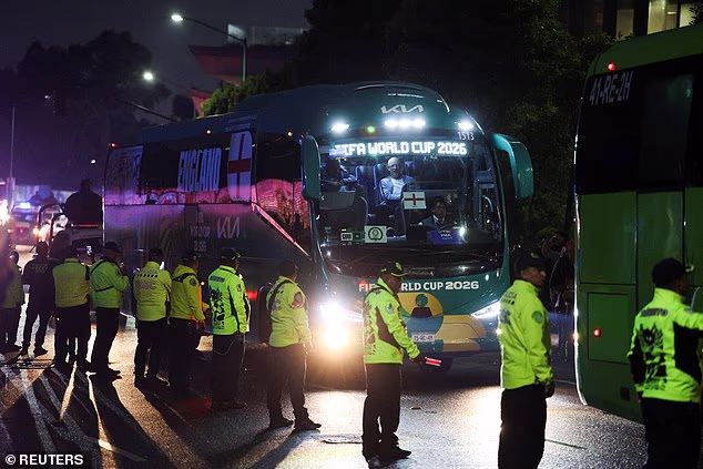 Engleska je stigla u Mexico City u petak uoči svoje ključne utakmice s Meksikom u nedjelju