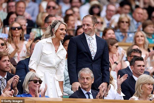 Kao što je tradicionalno u Wimbledonu sredinom vikenda, sportske ikone pozvane su u kraljevsku ložu. Dame Laura i sir Jason blistali su kad su predstavljeni gomili