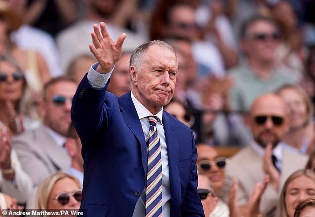 Legenda Svjetskog kupa iz 1966. Sir Geoff Hurst uživao je u danu tenisa prije okršaja Engleske na Svjetskom prvenstvu kasnije