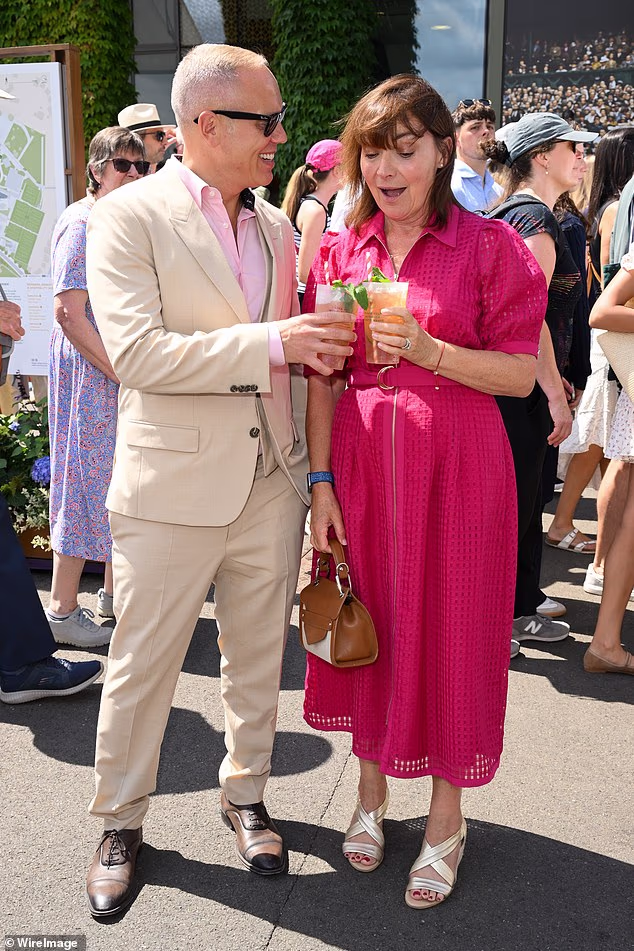 Zvijezde ITV-a Robert Rinder i Lorraine Kelly šepurili su se sa svojim Pimms prije nego što su sjeli na svoja mjesta