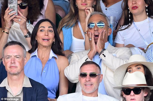 Akcija na terenu nastavila se sedmog dana Wimbledona u nedjelju, sa zvjezdanom gomilom teniskih obožavatelja okupljenih na suncem okupanim tribinama, uključujući Lauren Silverman i Bruno Tonioli