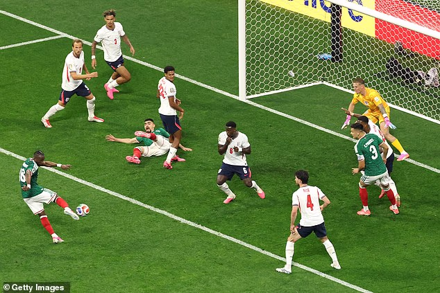 No, Engleska je bila izjednačena kada je Julian Quinones zabio i doveo Meksiko na gol