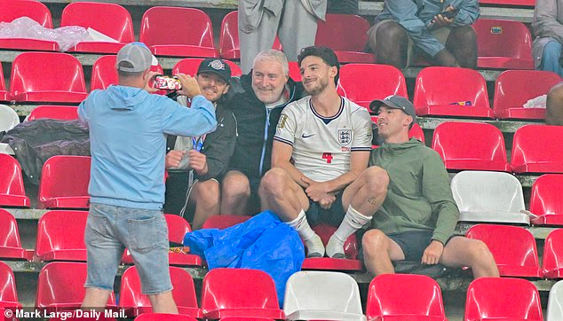 Declan Rice fotografirao se sa svojom obitelji i prijateljima dok se slavlje nastavljalo na tribinama