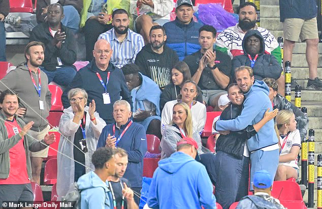 Harry i Kate dugo su se grlili dok su upijali atmosferu nakon utakmice na stadionu Azeteca