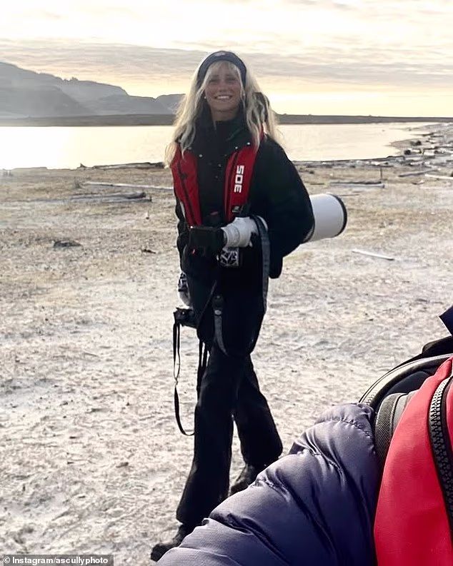 Ratnik divljih životinja, 22, viđen je kako izgleda vrlo prijateljski s američkim fotografom divljih životinja (na slici) tijekom snimanja američkog spinoffa Dancing With The Stars – The Next Pro na australskoj Gold Coastu u ožujku