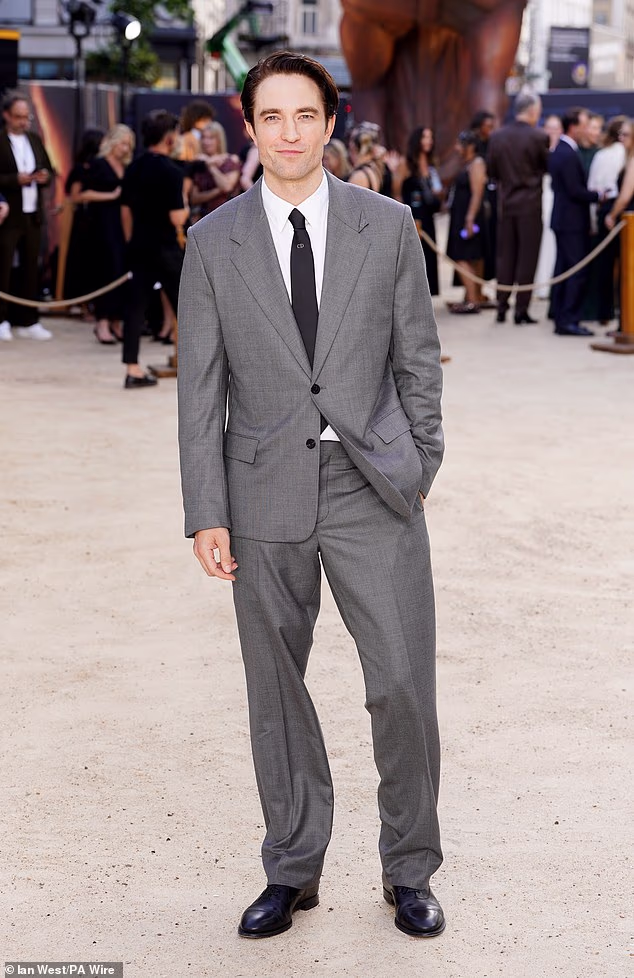 Robert Pattinson nosio je elegantno svijetlo sivo odijelo