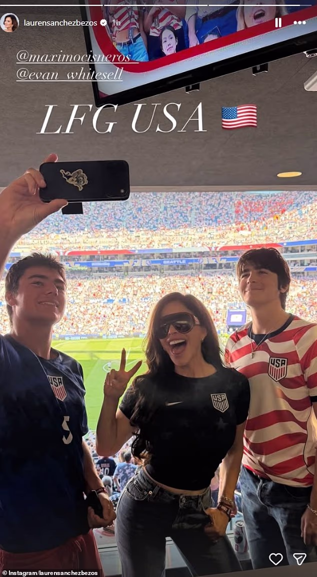 Sanchez je dvaput objavio na Instagramu u američkom dresu sa stadiona u Seattleu, u gradu u kojem je sjedište Amazona supruga Jeffa Bezosa