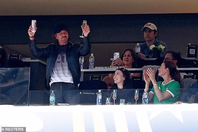 Glavni trener Seattle Seahawksa Mike McDonald, koji je vodio NFL momčad do slave u Super Bowlu u veljači, i pjevač Pearl Jama Eddie Vedder (na slici lijevo) bili su među ostalim slavnim osobama u kući