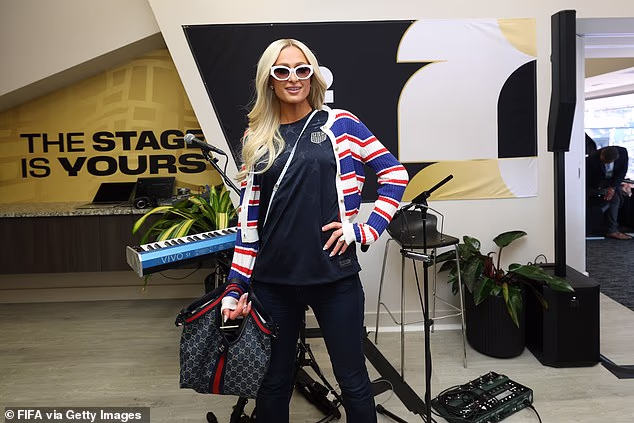 Paris Hilton pozirala je u VIP dijelu stadiona u Seattleu prije nego što je sjela na svoje mjesto