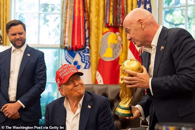 Trump i predsjednik FIFA-e Gianni Infantino podijelili su tri telefonska razgovora prije preokreta