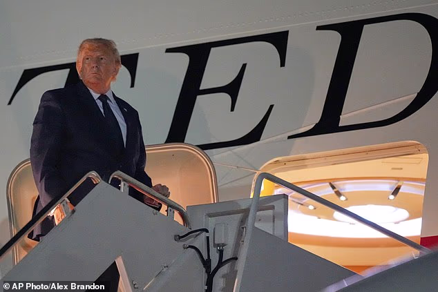 Trump je slikan kako se ukrcava na Air Force One, nekoliko sati nakon njegove intervencije kod FIFA-e