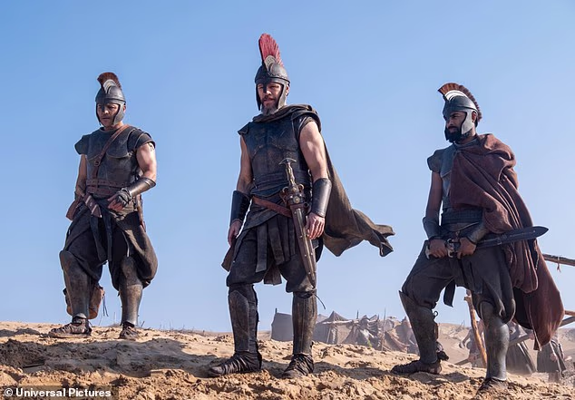 Kritičari su požurili na društvene mreže kako bi pozdravili Nolanov 13. igrani film kao 'besprijekoran', a pohvale su se proširile i na zvjezdanu glumačku ekipu predvođenu Mattom Damonom