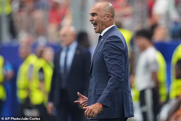 Menadžer Roberto Martinez nazvan je 'sramotom' i 'slabićem', čovjekom koji se 'smiješio dok je kuća gorjela'