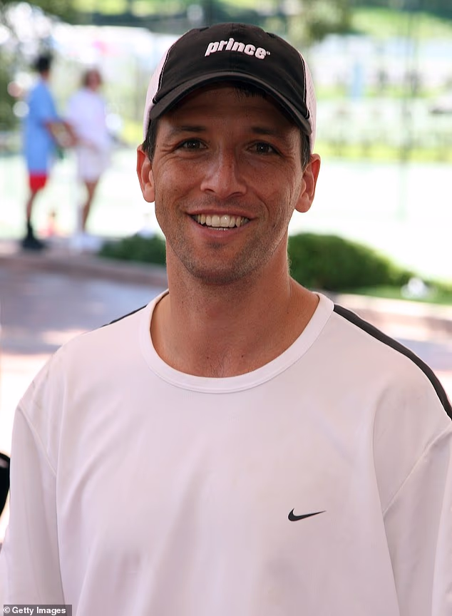 G. Goldstein bivši je sveučilišni igrač Stanforda i nastavio je profesionalno igrati tenis