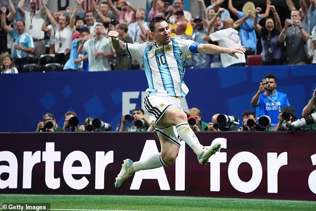 Lionel Messi nadahnuo je Argentinu na dramatičan kasni povratak kada su nositelji Svjetskog prvenstva pobijedili 3-2