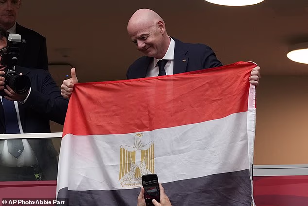 Gianni Infantino podigao je egipatsku zastavu u Vancouveru ubrzo nakon eliminacije zemlje