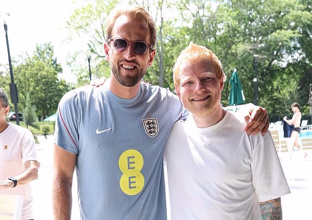 Engleska je bila potaknuta na put u nokaut fazu posjetom Sheerana - koji se ovdje vidi s Harryjem Kaneom