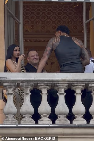 Cardi je pokazala svoje obline u pripijenoj haljini bez naramenica od zmijske kože