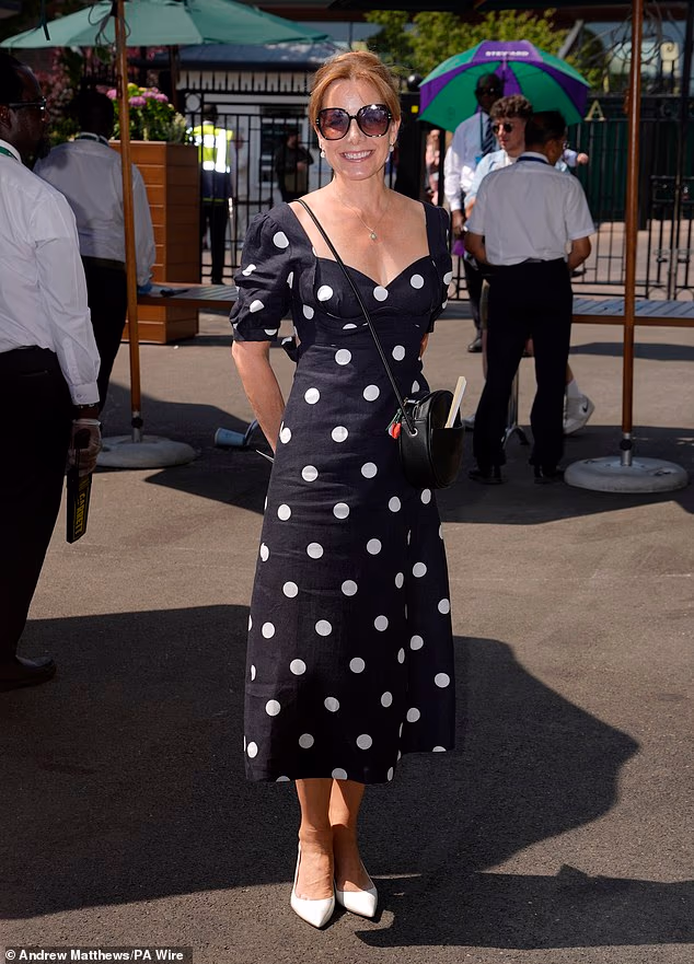 Dame Darcey Bussell, 57, također je izgledala lijepo u tamnoplavo-bijeloj haljini na točkice i bijelim štiklama