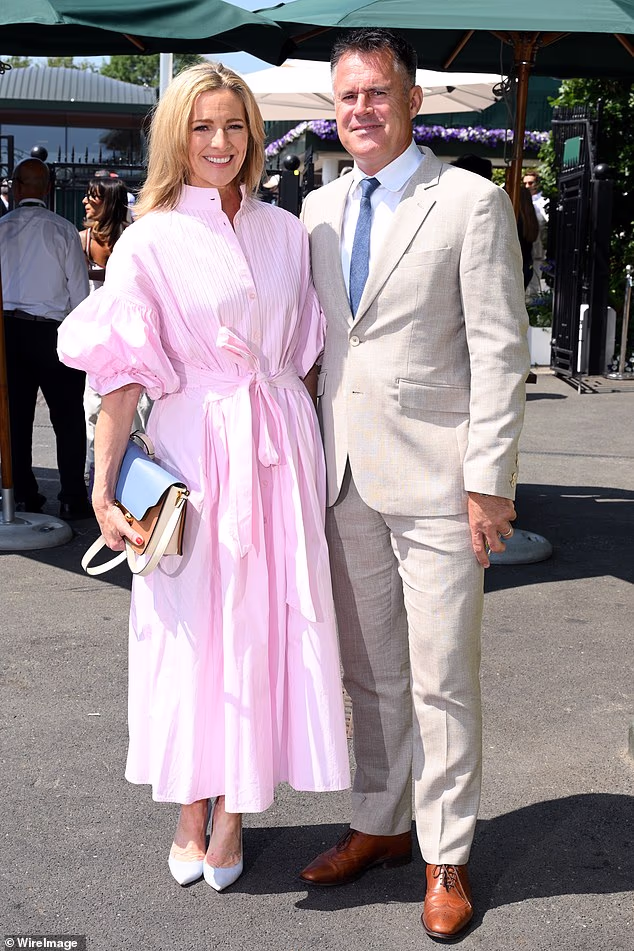 Gabby Logan, 53, isticala se među bijelim ansamblima Wimbledona u ružičastoj košulji s jakim puf rukavima, uživajući u danu sa svojim suprugom Kennyjem