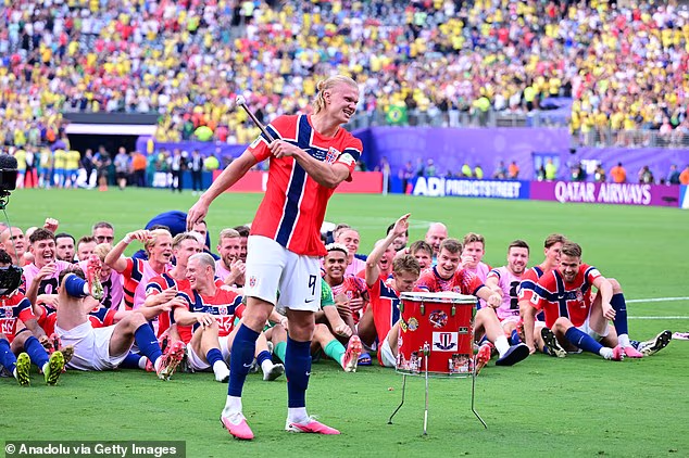 Erling Haaland čak je vodio norvešku momčad u Viking Rowu nakon njihove pobjede u osmini finala nad Brazilom