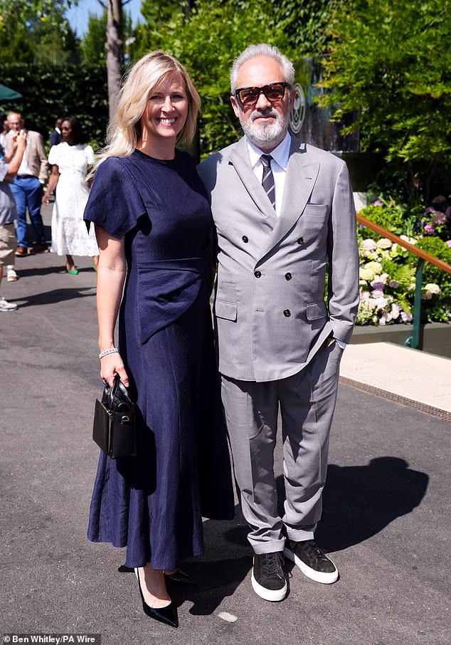 Redatelj Sam Mendes i njegova supruga Alison Balsom bili su odjeveni kako bi impresionirali dok su pozirali za fotografiju nakon dolaska u All England Lawn Tennis and Croquet Club