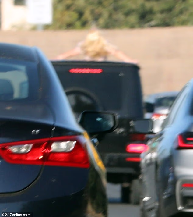 U jednom trenutku, Spears je ispružila obje ruke preko krova vozila u pokretu i zabacila glavu unatrag u pozi koja je podsjećala na jedan od njezinih kultnih glazbenih spotova, naizgled nezainteresirana za stalan tok prometa oko nje
