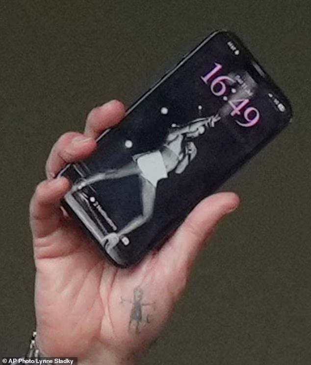 Tijekom igre, David je otkrio da je njegov zaključani zaslon iPhonea na telefonu bio snimak njegove glamurozne supruge iz vremena u Spice Girls
