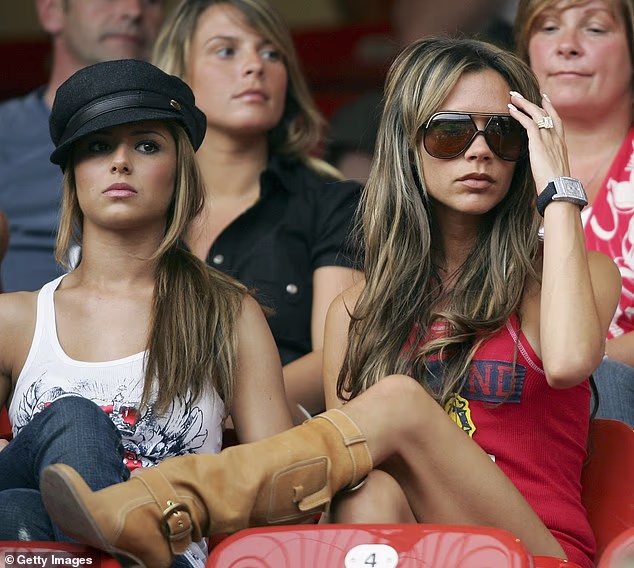 Victoria je nedvojbeno najpoznatija WAG u Ujedinjenom Kraljevstvu i često bi je se moglo vidjeti kako podržava Davida dok je igrao (na slici s Cheryl i Coleen Rooney na Svjetskom prvenstvu 2006.)